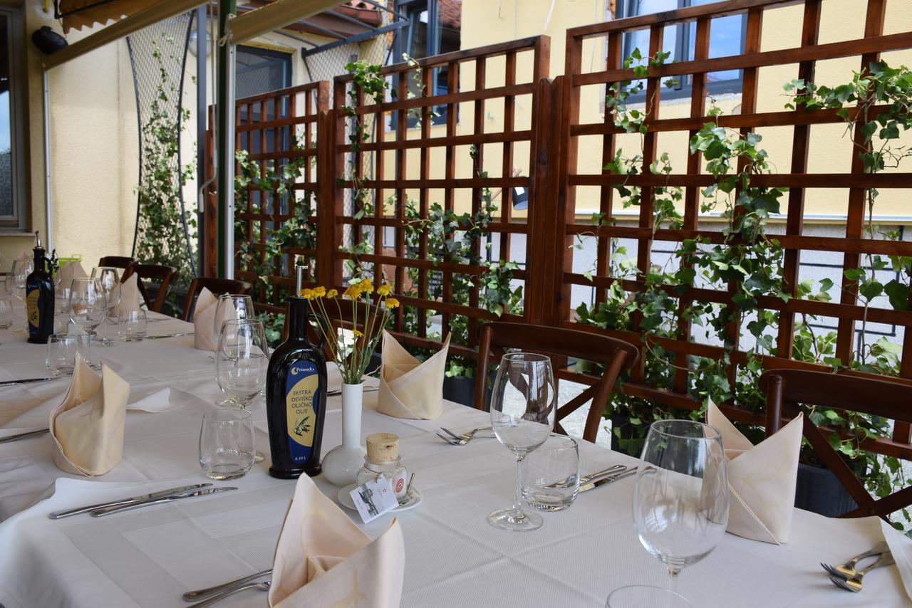 Restaurant Bric Dekani Luaran gambar